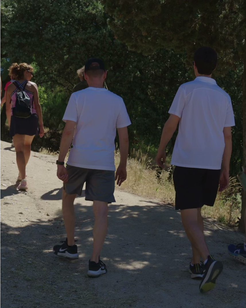 Paseo en grupo por la naturaleza