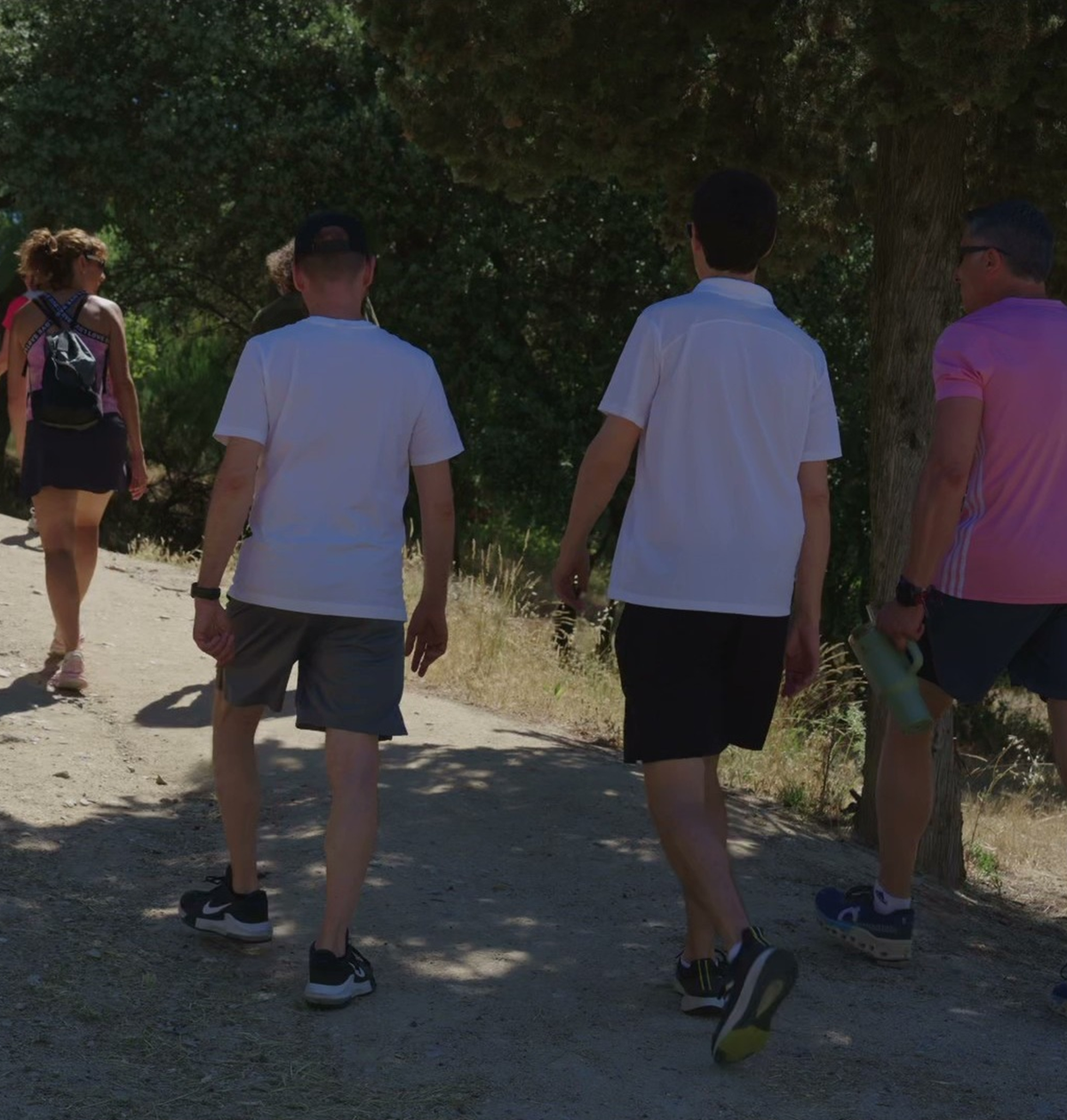 Grupo paseando por la naturaleza en la sierra de Madrid